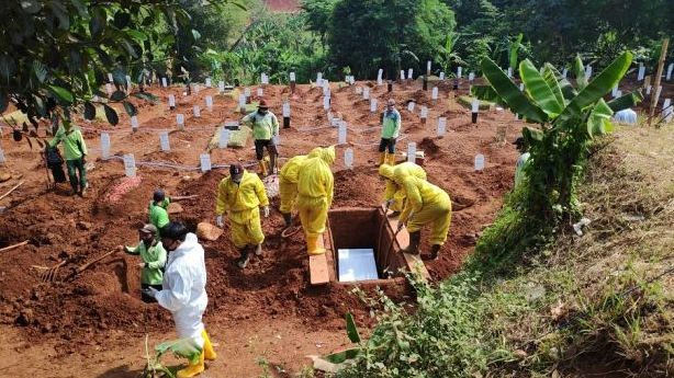 Viral, Tukang Penggali Kubur Pasien Corona Mandi Pakai Sabun Cuci Piring