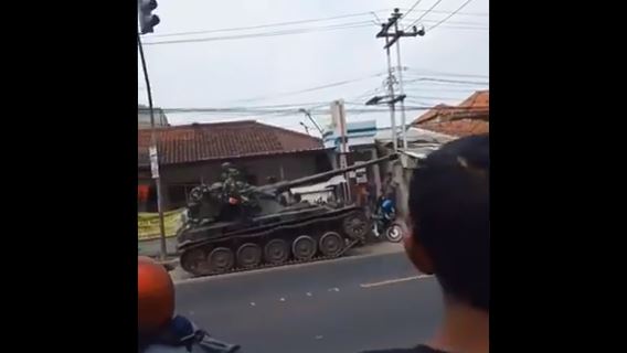 Viral Tank Milik TNI AD di Bandung, Tabrak Grobak Gorengan