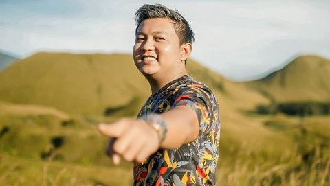 Lirik Lagu Lengkap Ngawi Nagih Janji Denny Caknan X Ndarboy Genk dan Terjemahannya