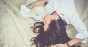 6 Gerakan Peregangan Tubuh yang Membuat Tidur Lebih Nyenyak 