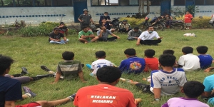 Apresiasi Pemuda Agar Terhindar Narkoba, Manajer Karo United Sumbang Bola ke Desa Ajinembah