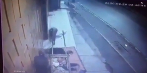 Viral Video  2 Pria di Bekasi Pukuli Pemulung saat Tidur 