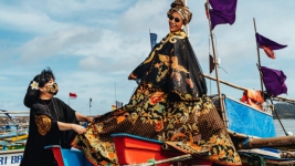 Peringati Hari Batik Anne Avantie Pemotretan Batik Bersama Susi Pudjiastuti di Laut 