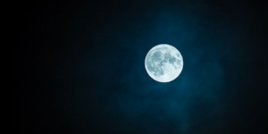 Arti Sebenarnya Mimpi Melihat Bulan, Benarkah Pertanda Keberuntungan?