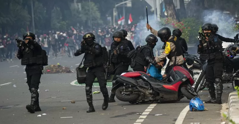 Oknum Polisi Dianggap Menyalahi Kebebasan Pers saat Tangkap Jurnalis Dalam Demo UU Cipta Kerja