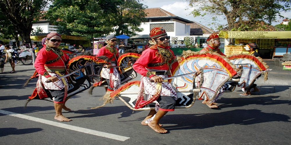 Seram! Kisah Penari Wanita Kuda Lumping Kesurupan, Hampir Makan Kucing