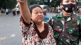 Brutal Tembak Gas Air Mata, Nenek Rosalina Ngamuk ke Petugas Polisi