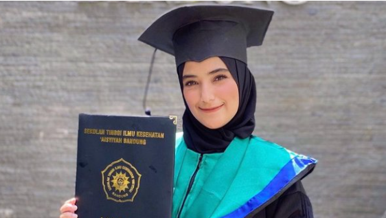 Tidak Menemani, Rizki DA Hanya Ucap Selamat Wisuda di Medsos Nadya Mustika