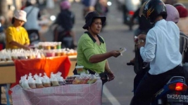 Kisah Haru Bos Kasih Uang ke Karyawan untuk Borong Pedagang Pinggir Jalan