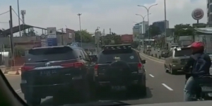  Dua Mobil Berwarna Hitam Saling Tabrak di Cibubur