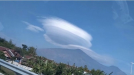Ini Penjelasan BMKG Soal, Heboh Awan Mirip UFO di Gunung Arjuno