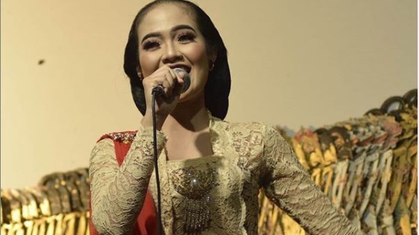 Kelucuan Elisha Orcarus Allaso dan Ki Seno Nugroho dalam Panggung