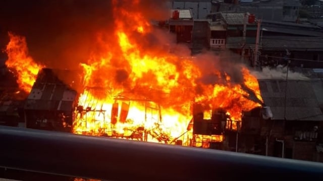 Kebakaran di Pemukiman Padat Gambir, Puluhan Mobil Damkar Dikerahkan 