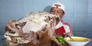 Fakta Unik Youtuber Mukbang Edo Nade, Makan Kepala Sapi Utuh 30 Kilogram
