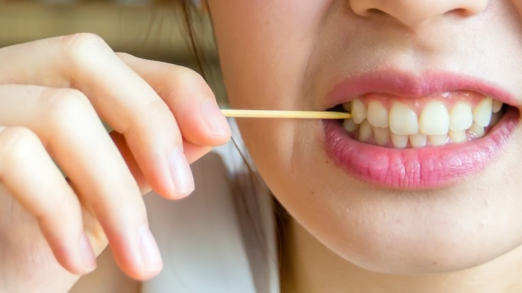 5 Bahaya Menggunakan Tusuk Gigi yang Sering Diabaikan
