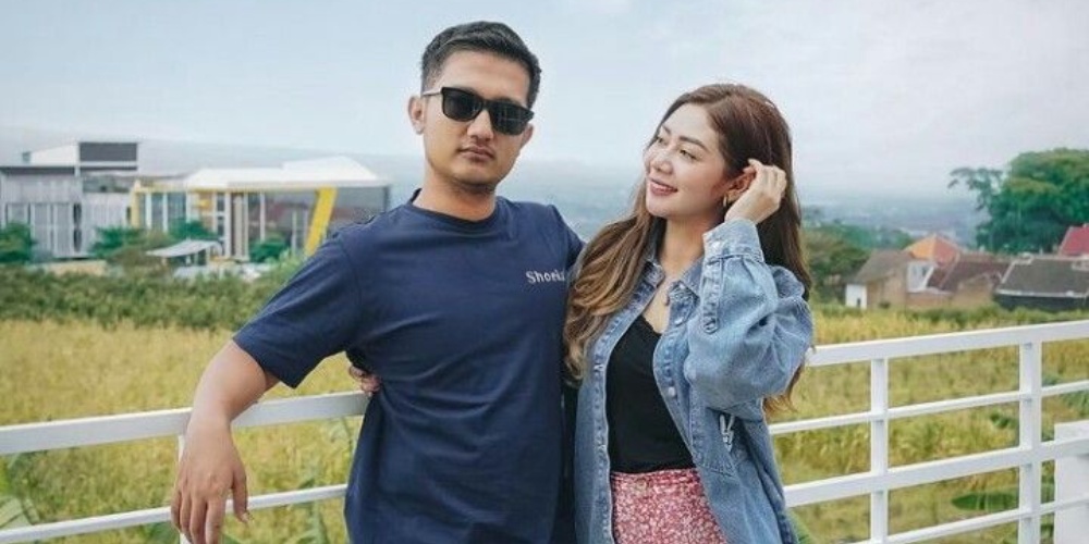 Tom Liwafa, Crazy Rich Surabaya Rayakan Ultah Istri dengan Pajang Foto di Baliho