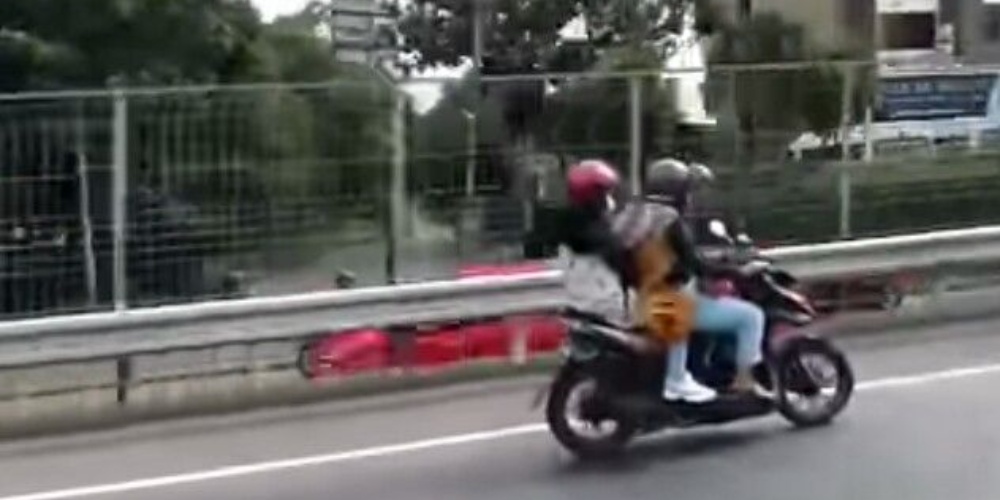 Dua Wanita Berboncengan dengan Mengendarai Motor Nekat Masuk Tol 