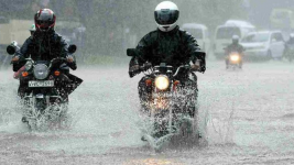 3 Tips Paling Aman Berkendara Sepeda Motor saat Hujan