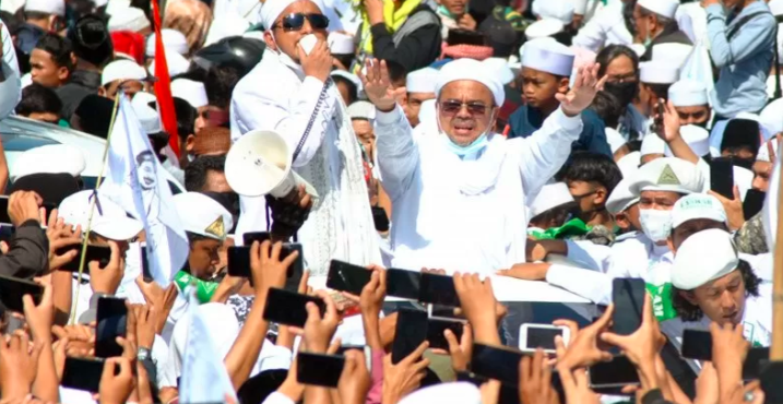 Halangi Polisi Serahkan Surat Panggilan, Pendukung Rizieq Shihab Teriak 'Hayya Alal Jihad'