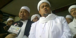 Kenakan Pakaian Warna Putih, Habib Rizieq Acungkan Jempol Tiba di Polda 