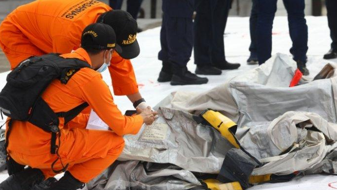 Tim SAR Serahkan 5 Kantong Berisi Potongan Tubuh Diduga Penumpang Sriwijaya Air SJ-182