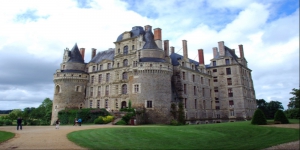 Cerita Mistis Kastil de Brissac di Prancis, Konon Dihuni Hantu  Bergaun Hijau