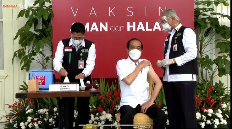 Momen Jokowi Disuntik Vaksin Covid-19 Sinovac di Istana Negara