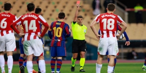 Messi Dapat Kartu Merah Setelah Pukul Lawan di Final Piala Super Spanyol