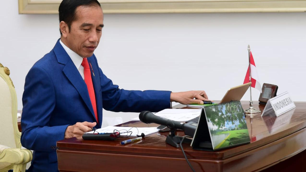 Bertolak ke Kalsel untuk Tinjau Banjir, Jokowi Bagi-bagi Donat hingga Masker