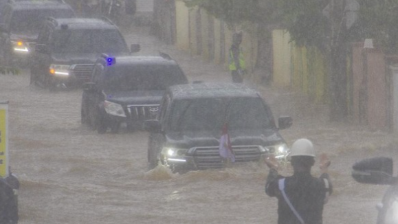 Momen Mobil Jokowi Terobos Banjir saat Sambangi Kalsel