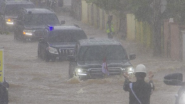 Momen Mobil Jokowi Terobos Banjir saat Sambangi Kalsel