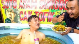 YouTuber Bobon Santoso Kembali Lakukan Hal Unik, Berendam di Kuah Soto