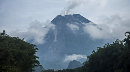 Gunung Merapi Erupsi, PVMBG Himbau Jarak Aman 5 Km