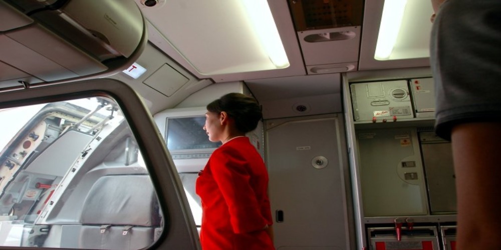 Kisah Mistis Pramugari Lihat Penampakan Wanita Berzikir di Pesawat
