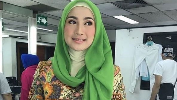 desy ratnasari suami Cantiknya presenter anita hara saat asyik makan di