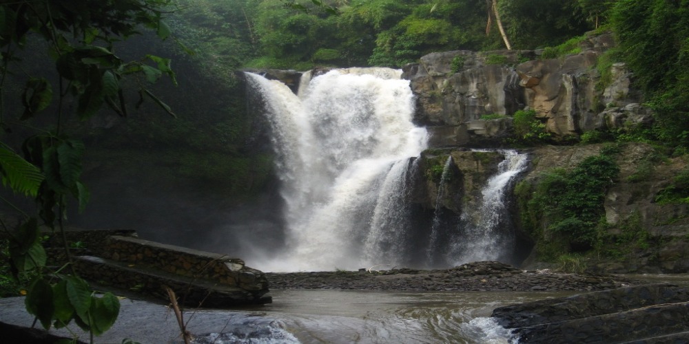 Cerita Mistis Dibalik Keindahan 5 Air Terjun di Indonesia, Ada Dihuni Sosok Pendeta Berpakaian Serba Putih