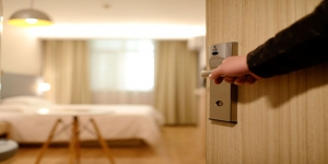 Kisah Misteri Karyawan Hotel Antar Pesanan ke Kamar Kosong, ini yang Terjadi