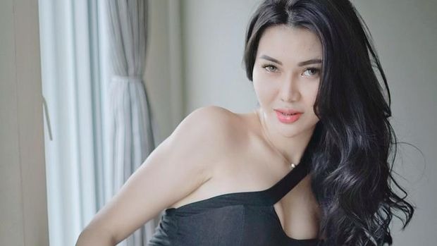 Sosok Model Seksi Kar Katherine yang Mengaku Dekat Dengan Hotman Paris dan Disukai Artis 