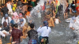 Sambut Ramadhan Masyarakat Lampung Gelar Belangiran, Ritual Mandi Bersama 