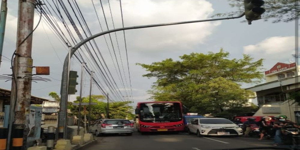 Ugal-Ugalan di Jalan, Sopir Bus Solo Trans Ditegur Gibran dan Langsung Disanksi