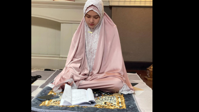 Amanda Manopo Unggah Foto Pakai Mukena dan Tulis Kata-kata Mutiara, Bikin Meleleh Netizen	