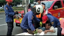 Viral Video Evakuasi Seorang Pria Terjepit di Pembatas Sepeda di Jalan Thamrin 
