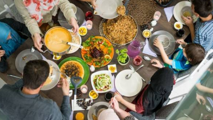 Takjil vs Makan Nasi, Mana Lebih Sehat untuk Buka Puasa? 