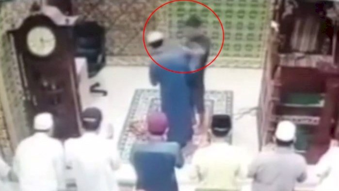 Viral Video Seorang Imam Masjid Ditampar saat Sedang Sholat 