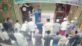 Kronologi Lengkap Video Viral Imam Masjid Juhri Asyari, Ditampar Orang Tak Dikenal saat Sedang Baca Doa Qunut