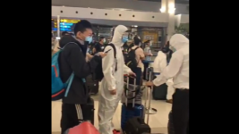 Viral Video 170 WNA China Masuk Bandara Soekarno Hatta Berpakaian Hazmat dengan Pesawat Carter 