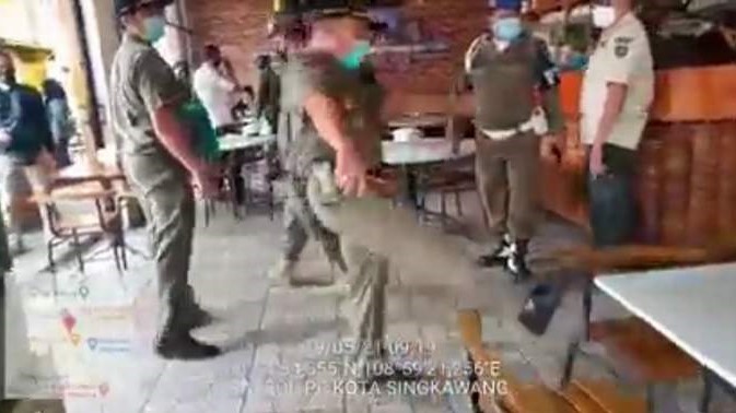 Viral Video Anggota Satpol PP Singkawang Tendang Kursi Kafe saat Razia Prokes