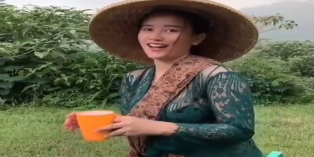 Viral Video Penjual Jamu Gendong Berparas Cantik Berbaju Transfaran di Bogor, Sebut Minum Teh Manis Biar Gak Lemes
