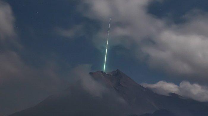 Heboh! Foto Diduga Meteor Jatuh di Puncak Gunung Merapi, Ini Tanggapan Lapan