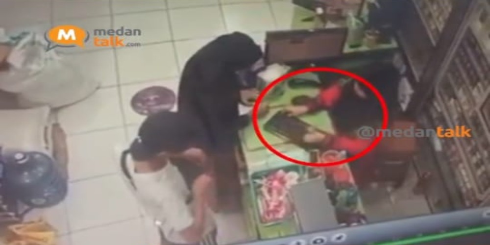 Viral Video Seorang Pria Belanja Pakai Uang Palsu Terekam CCTV Toko di Medan